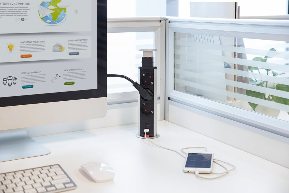 Interiør kontor med power strip