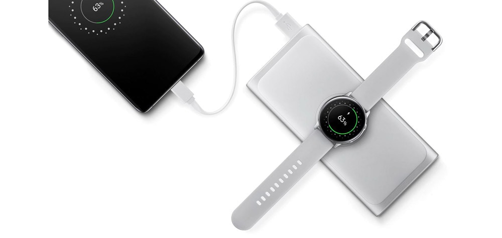 Klokke og telefon på lader